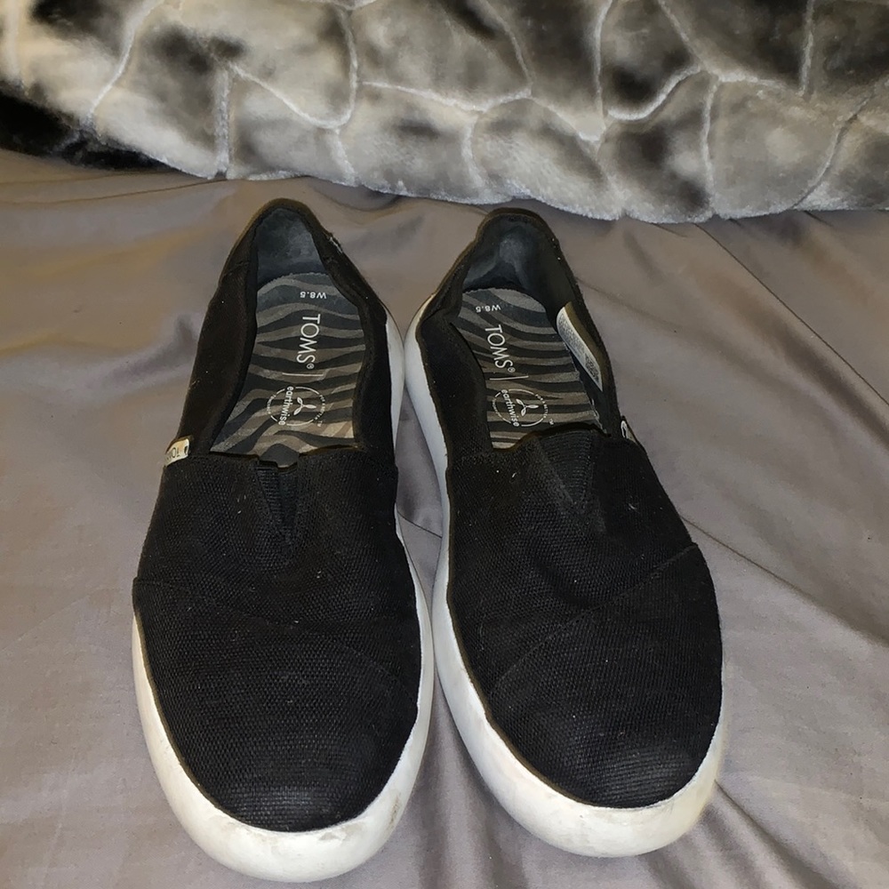 TOMS Black Slip ons Women size 8.5 SUPER comfortable n cute